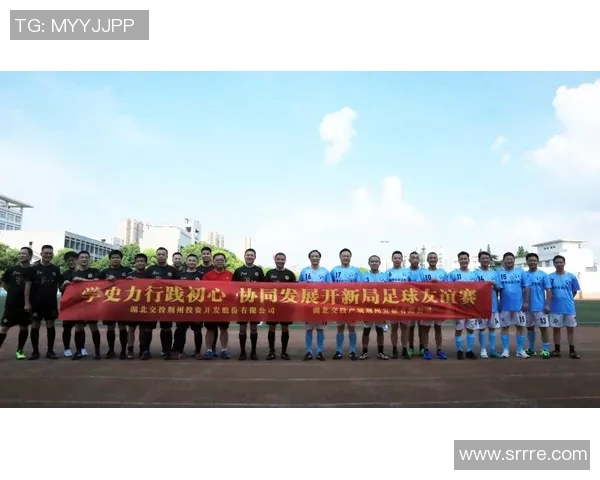 王大雷与足球明星亲密合影展现运动精神与友谊的精彩瞬间