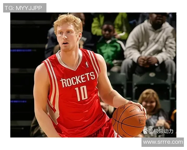 足球巨星挑战篮球罚球赛场展现全能运动员风采与激情对决